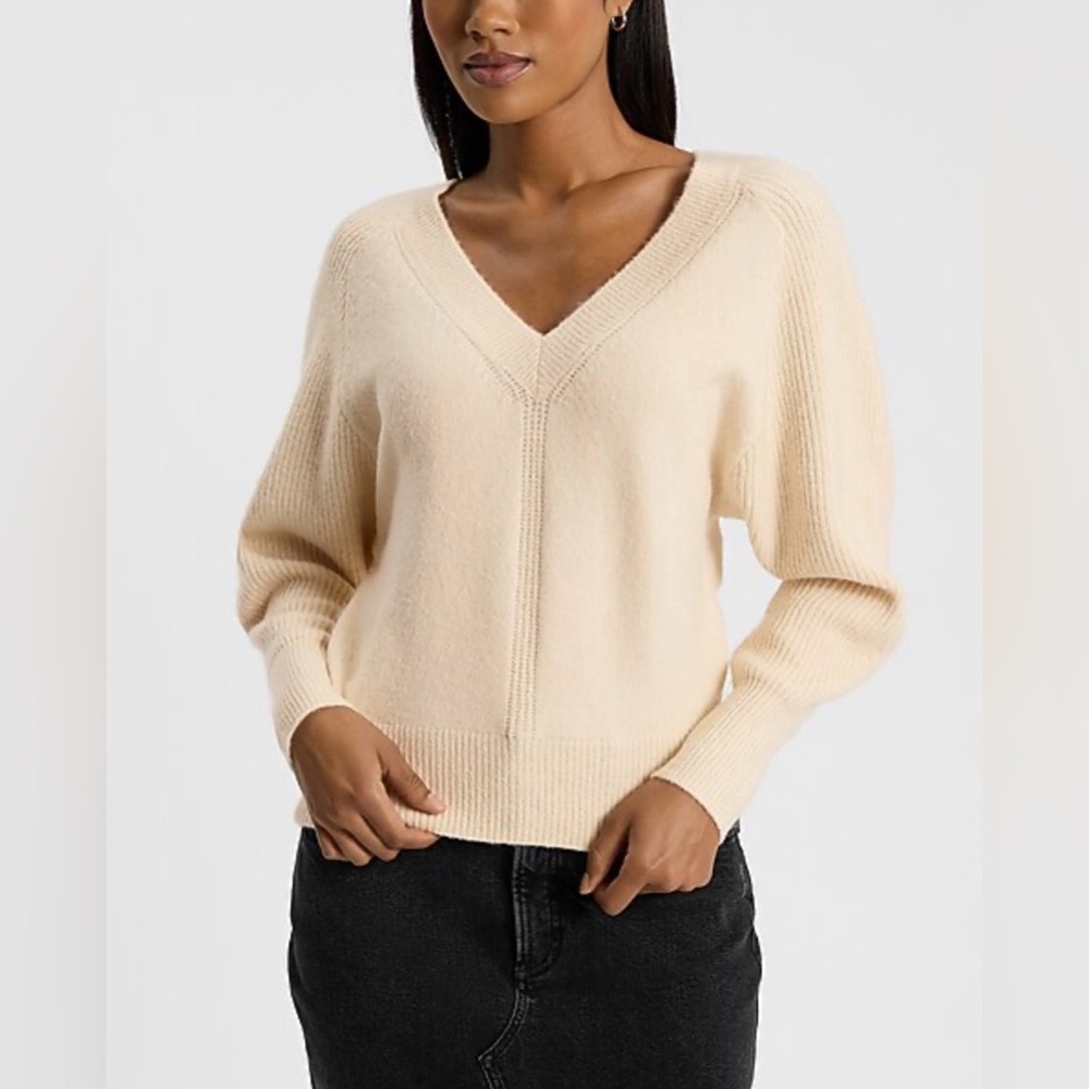 NWT‎ Express Mix Stitch V-Neck Banded Bottom SoHo Sweater M cream